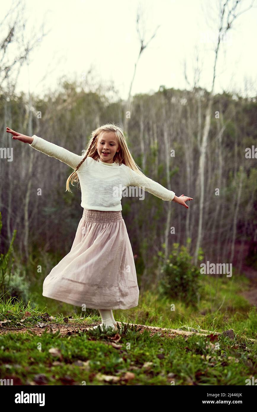 Oh, quel plaisir que d'être un enfant. Photo d'une jeune fille en plein air. Banque D'Images