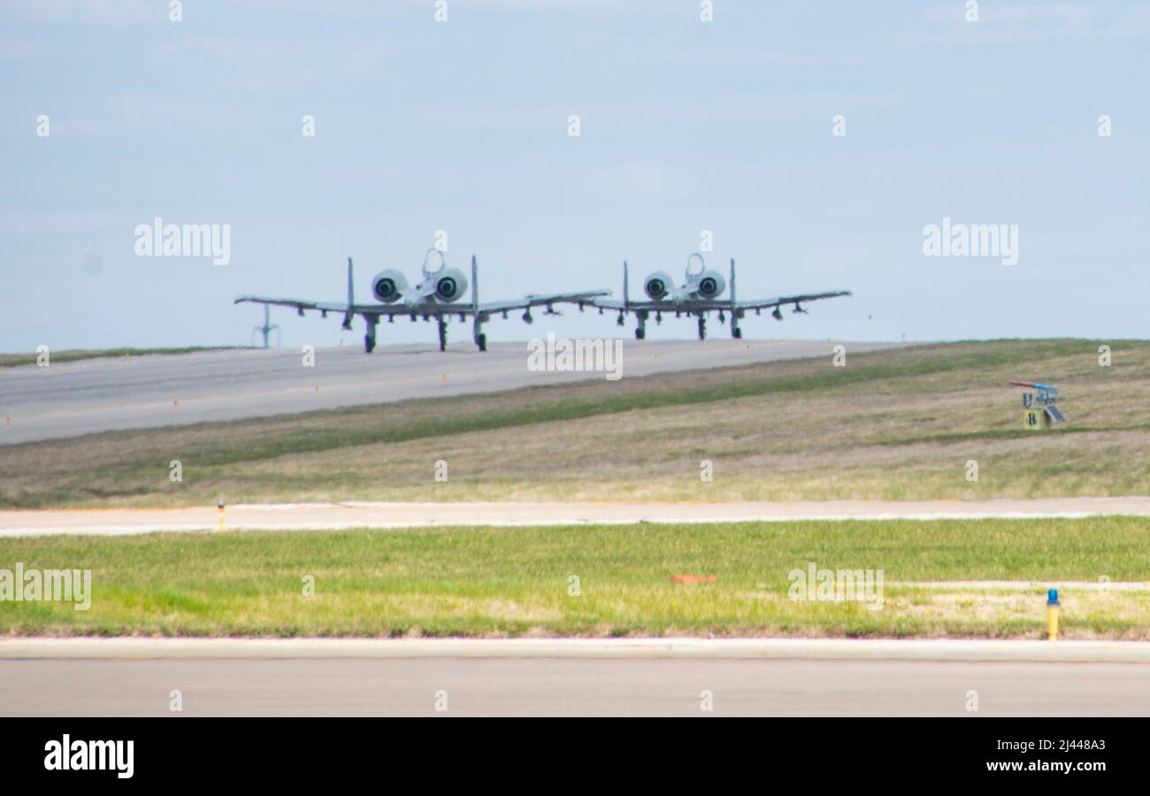 Deux a-10C Thunderbolt IIS taxi sur la piste pendant l'exercice Agile Tiger sur la base aérienne de Whiteman, Missouri, le 5 avril 2022. L'exercice Agile Tiger était un exercice de formation à l'interopérabilité dirigé par 509th personnes qui combinait et affinait les compétences des forces militaires américaines de service actif, de garde et de réserve pour assurer la préparation au combat. (É.-U. Photo de la Garde nationale aérienne par Airman 1st classe Kelly C. Ferguson) Banque D'Images