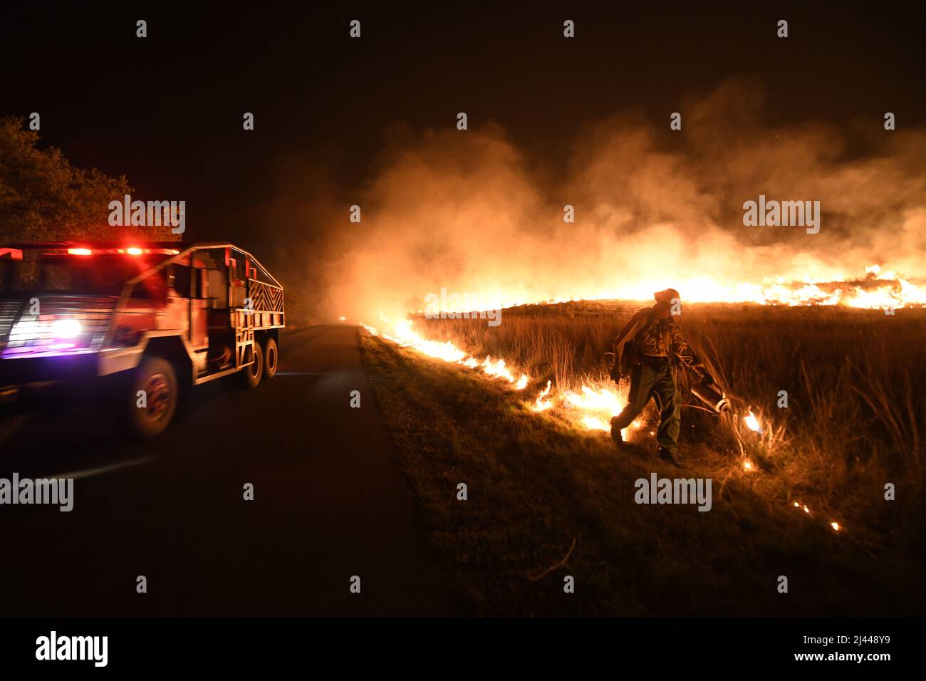 Francisco Lugo, Texas State A&M Forrest Service, pompier de l'équipe de grève de la Force opérationnelle de Fredricksburg, effectue un « brûlage » contrôlé pour gérer la zone d'un grand feu de forêt le 9 avril 2022 à la zone de démolition de la base conjointe San Antonio - Camp Bullis. JBSA-Camp Bullis comprend plus de 27 000 hectares de champs de tir, de zones d’entraînement et de terres sauvages du côté nord de San Antonio et est un lieu d’entraînement crucial pour les membres de la base conjointe de San Antonio. (É.-U. Photo de la Force aérienne par Brian Boisvert) Banque D'Images