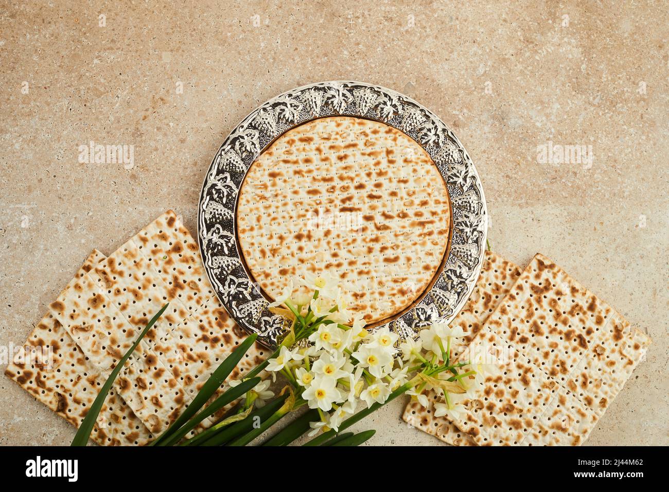 Concept de célébration de Pesah, fête de la Pâque juive. Pain juif traditionnel rituel sur fond de pierre travertin Banque D'Images