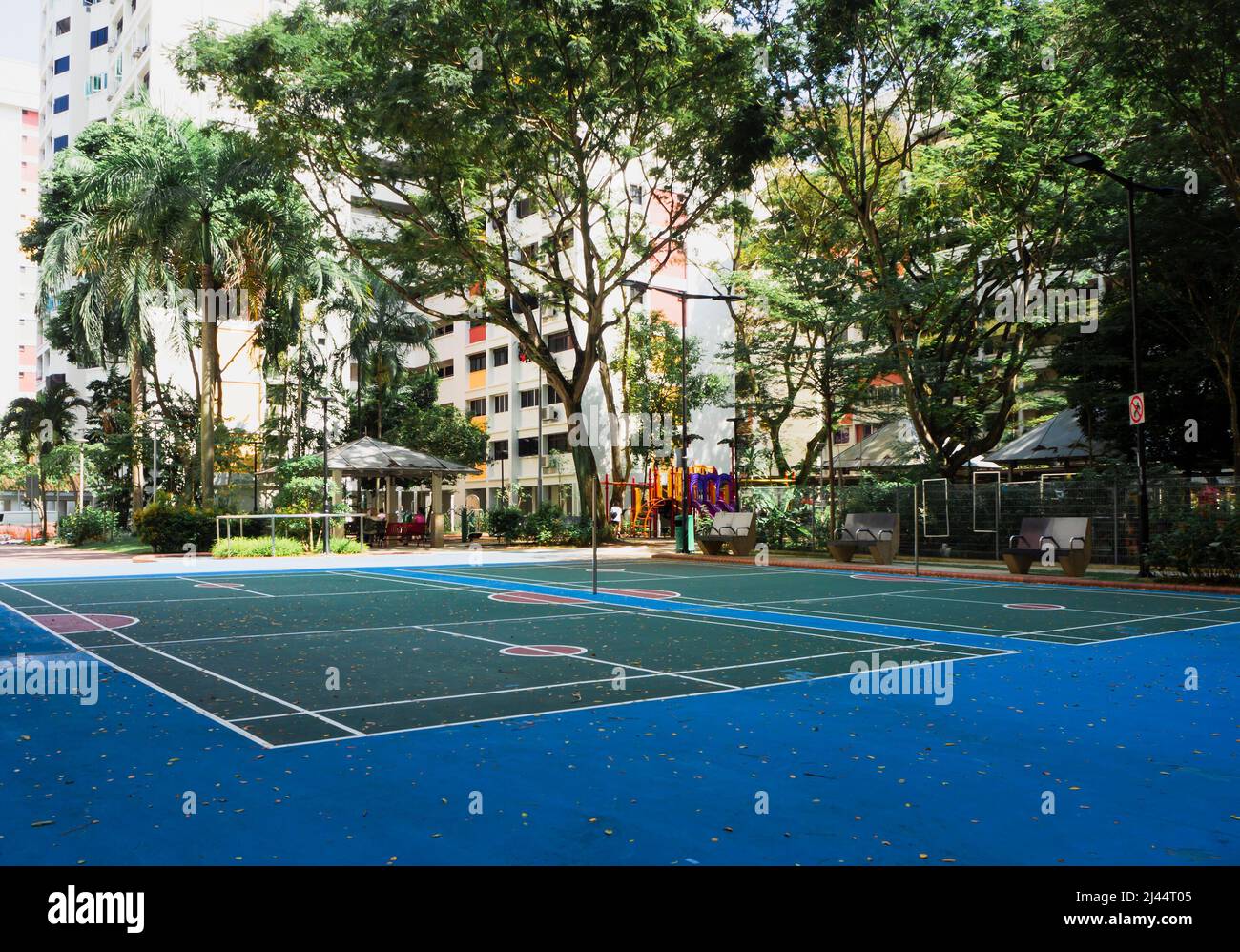 Terrain de badminton vide dans un quartier résidentiel calme par une journée ensoleillée. Banque D'Images
