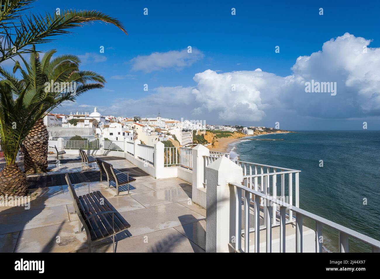 Paysage urbain à la Promenade Dr Frutuoso da Silva, Albufeira, Algarve, Portugal, Europe Banque D'Images