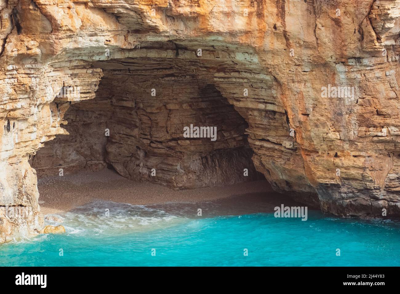 Une vue rapprochée de la crique avec grotte sur la route de Demre - Finike. Antalya, Turquie Banque D'Images