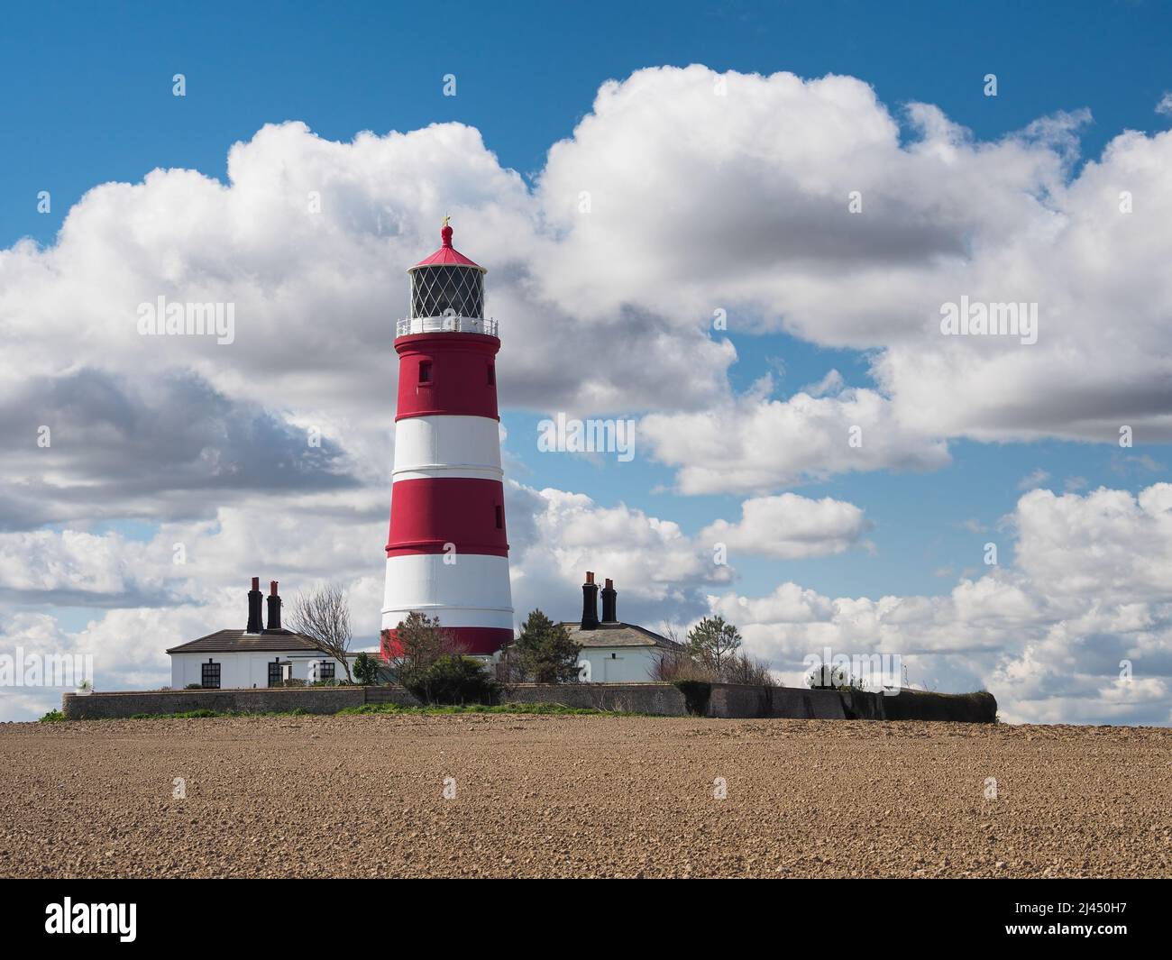 Phare rayé rouge et blanc de Happisburgh sous ciel bleu et nuages, Norfolk Banque D'Images