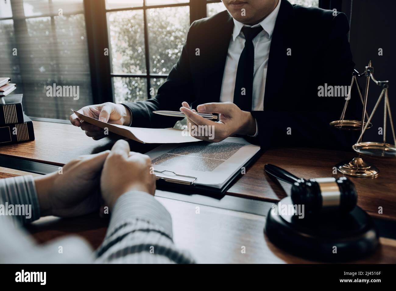 Les clients viennent demander conseil à l'avocat du bureau pour obtenir des conseils au sujet de la loi concernant les violations de la vie privée. Banque D'Images