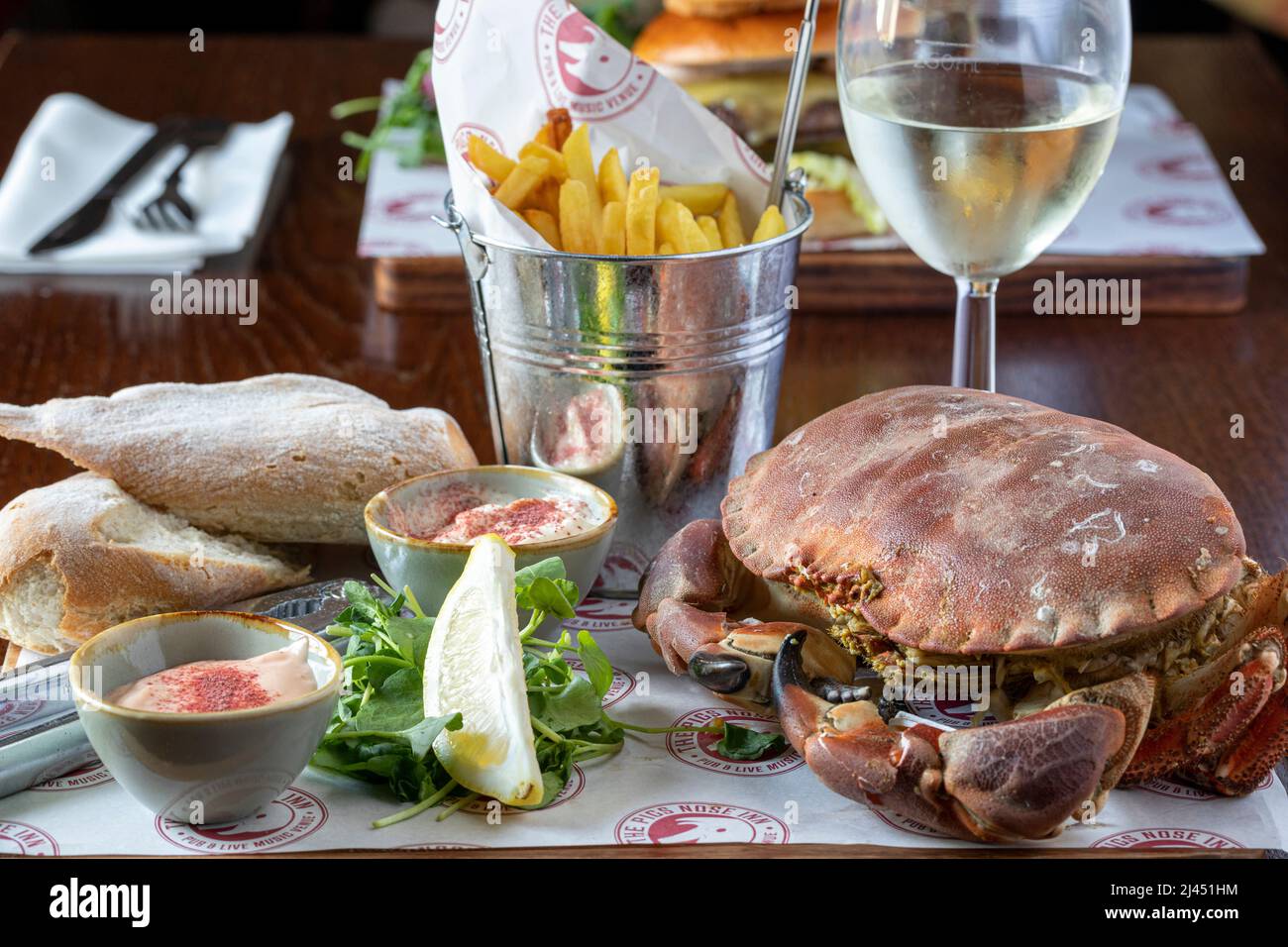 Déjeuner au crabe, cuisine de pub servie au Pigs Nose Inn, East Prawle, Devon Banque D'Images