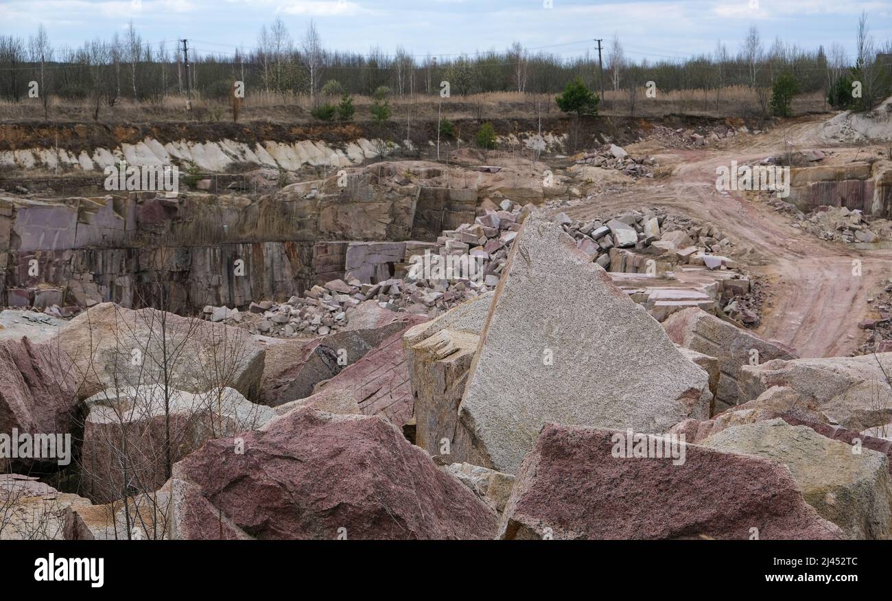 Carrière avec exploitation minière et production de pierre. Banque D'Images