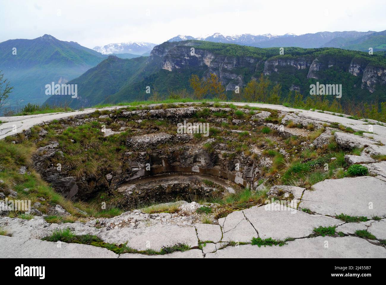 Vénétie, Italie. Plateau Asiago, fort Corbin. fort italien. Le logement des pistolets.   Vénétie, Italie, Altopiano di Asiago o dei Sette Comuni. Forte Corbin. L'alloggiamento dei canneloni. Banque D'Images