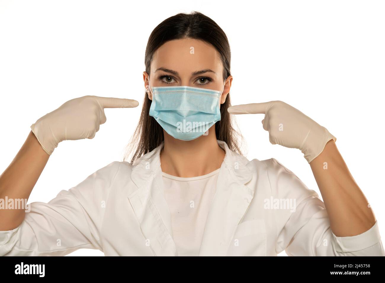 infirmière dans des gants en caoutchouc tenant un plateau de matériel  médical chirurgical 11523626 Photo de stock chez Vecteezy
