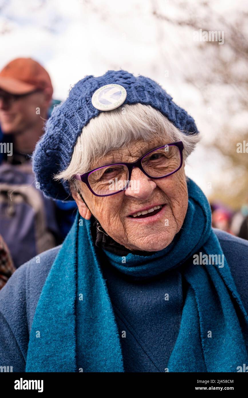 Une dame âgée, un manifestant régulier à l'extinction des protestations de rébellion, ici à nous ne seront pas des spectateurs de manifestation, Hyde Park, 09.04.2022, central Banque D'Images