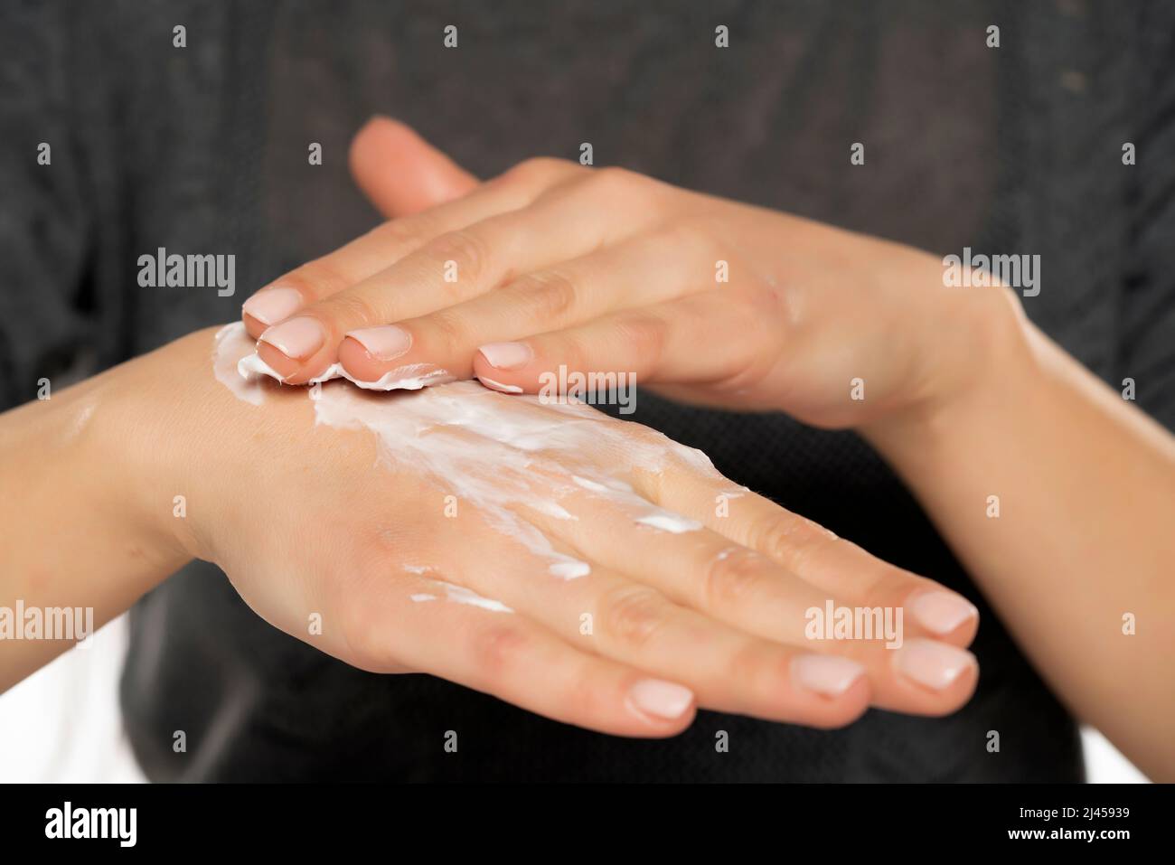 Belles mains de femme. Mains de femmes appliquant de la crème, lotion. Mains  de femme avec peau douce, concept de soin de la peau. Soin des mains et de  la peau Photo