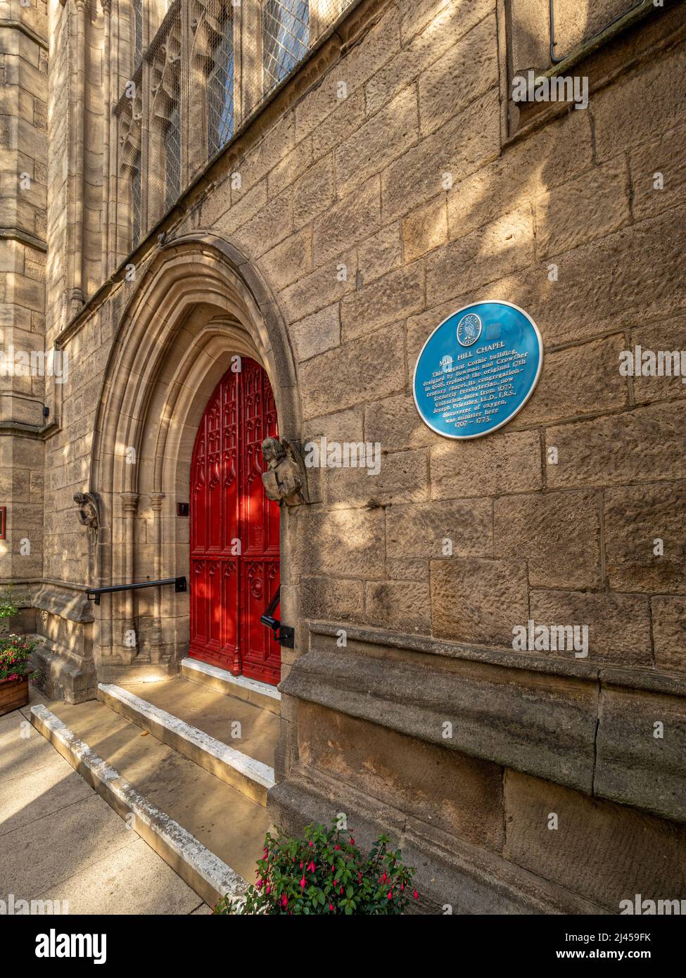Porte rouge et plaque bleue de Mill Hill Chapel à Park Row, Leeds. West Yorkshire. ROYAUME-UNI Banque D'Images