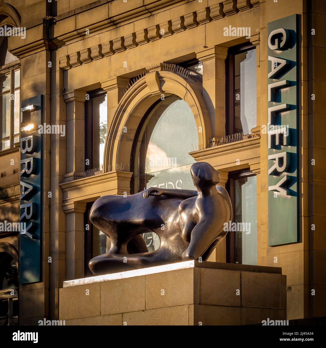 Une sculpture en bronze appelée Recliner Woman : Elbow par Henry Moore devant la Leeds Art Gallery. ROYAUME-UNI Banque D'Images