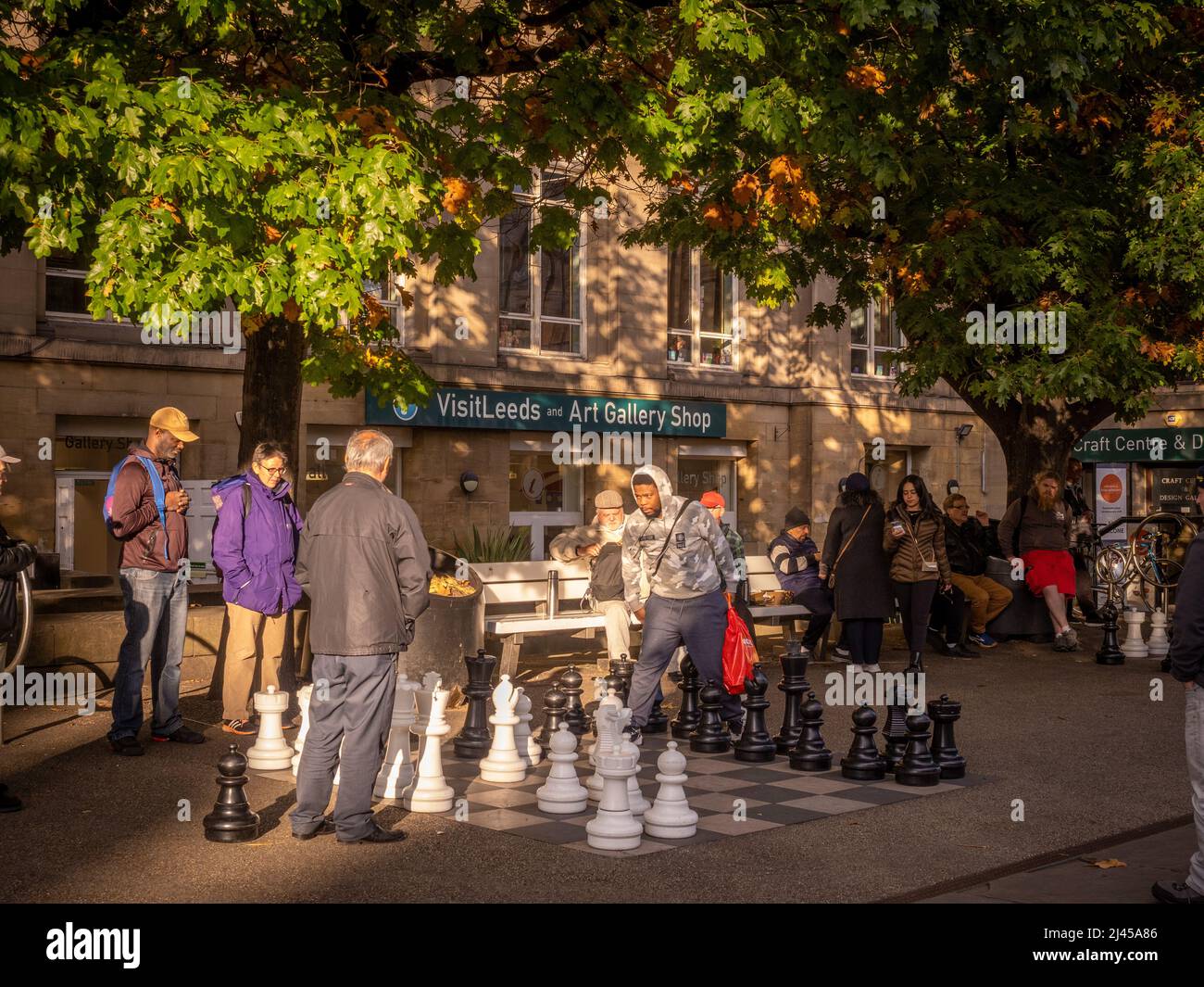 2 hommes jouant aux échecs de rue à Victoria Square, à l'extérieur de la galerie d'art de Leeds, au soleil de la fin de l'après-midi. Leeds. ROYAUME-UNI Banque D'Images