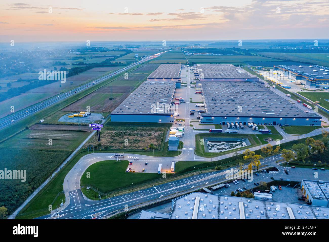 Une photo d'un coucher de soleil sur un immense espace de stockage situé dans la banlieue de Gilwice, en Pologne. Banque D'Images