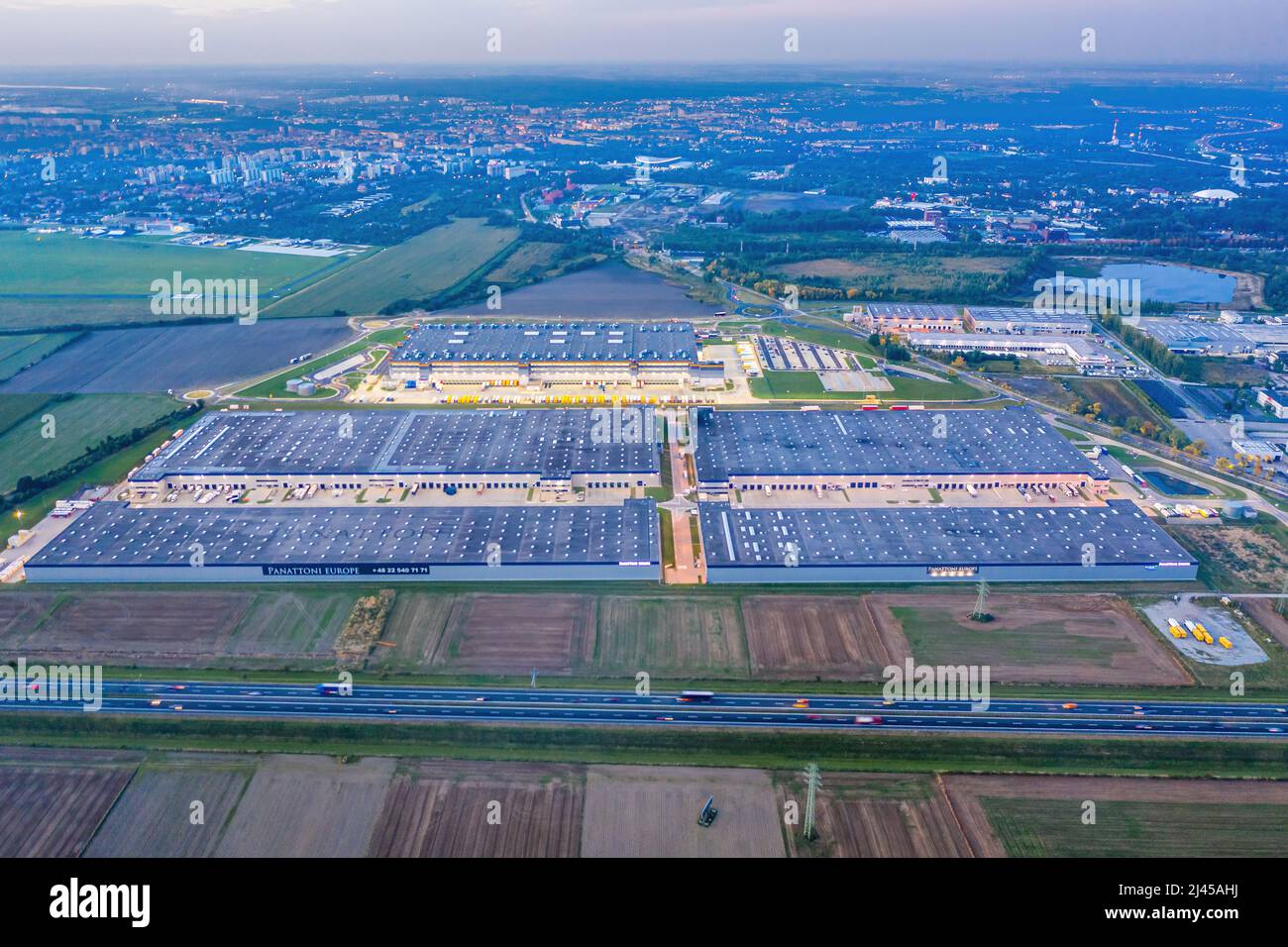 Vue d'un entrepôt à la périphérie de la ville par drone. Banque D'Images