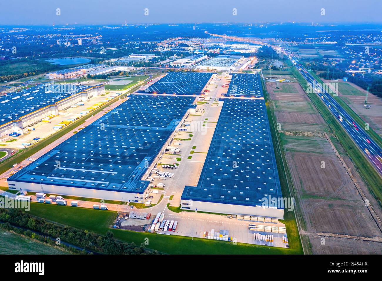 A pris une belle vue d'une entreprise comme un entrepôt Amazon. Banque D'Images