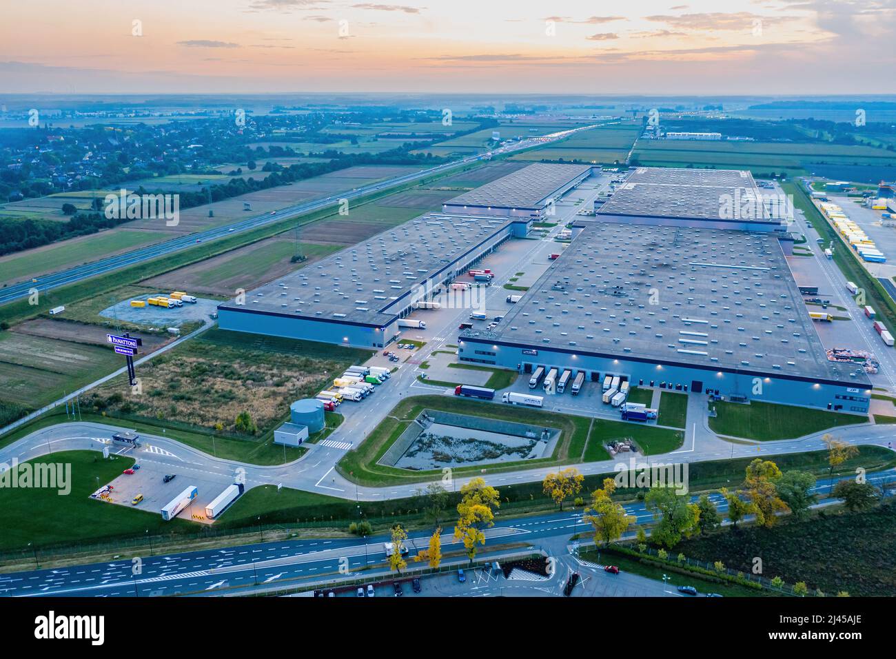 Une vue incroyable du coucher de soleil sur le grand entrepôt de la grande compagnie logistique. Banque D'Images