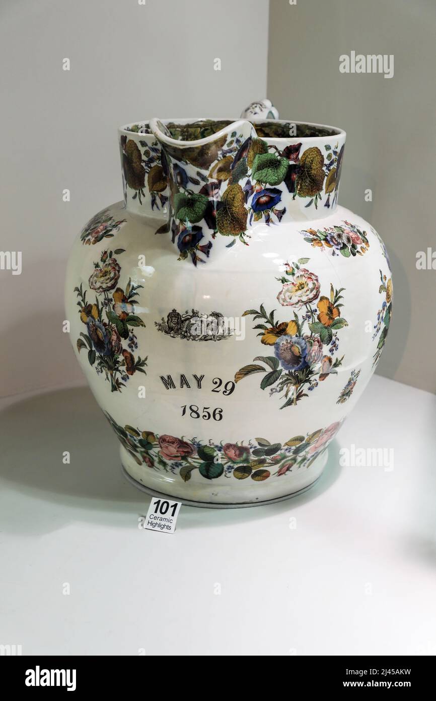 Un pichet de 1856 pour la paix de la guerre de Crimée exposé au musée et galerie d'art Potteries, Hanley, Stoke-on-Trent, Staffs, Angleterre, ROYAUME-UNI Banque D'Images