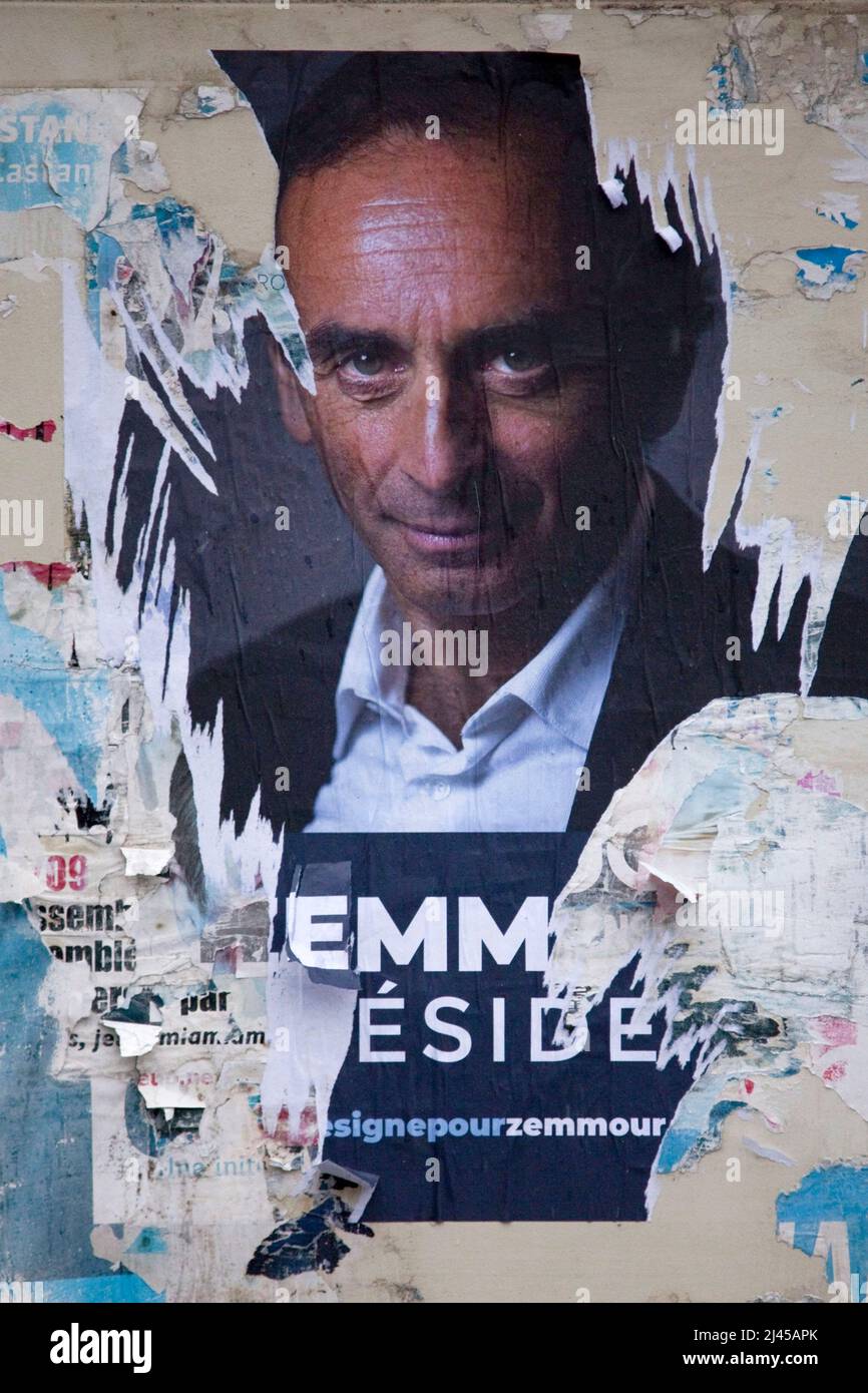 Briançon (Alpes françaises, sud-est de la France), le 4 octobre 2021: Affiche représentant Eric Zemmour sur un mur, avec slogan ÒZemmour PresidentÓ. Po déchirée Banque D'Images