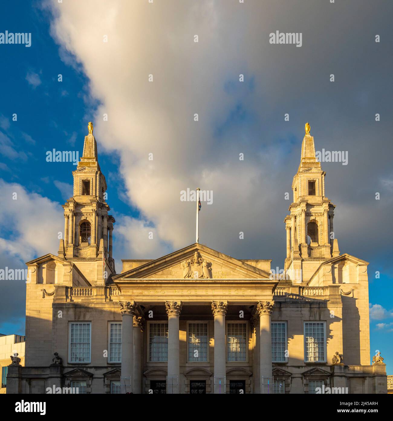 Les tours jumelles et le fronton de la salle civile de Leeds vus de Millennium Square. Leeds. West Yorkshire. ROYAUME-UNI Banque D'Images