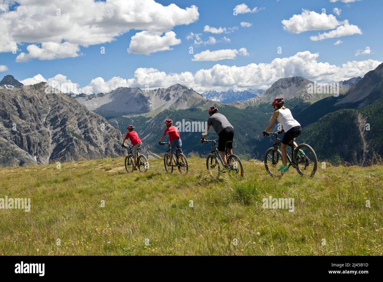 Montgenevre (Alpes françaises, sud-est de la France) : balade en vélo, VTT en famille dans la partie supérieure de la station de ski Banque D'Images