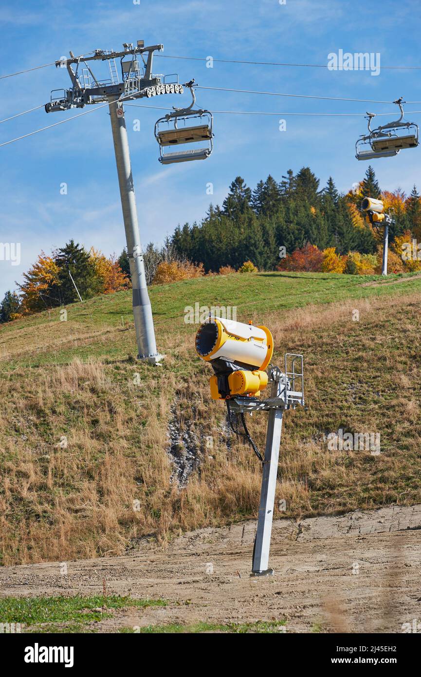 Le Grand-Bornand (Alpes françaises, centre-est de la France) : télésiège de Chinaillon et pistolet à neige à proximité de l'entrée de la station de ski *** Légende locale Banque D'Images