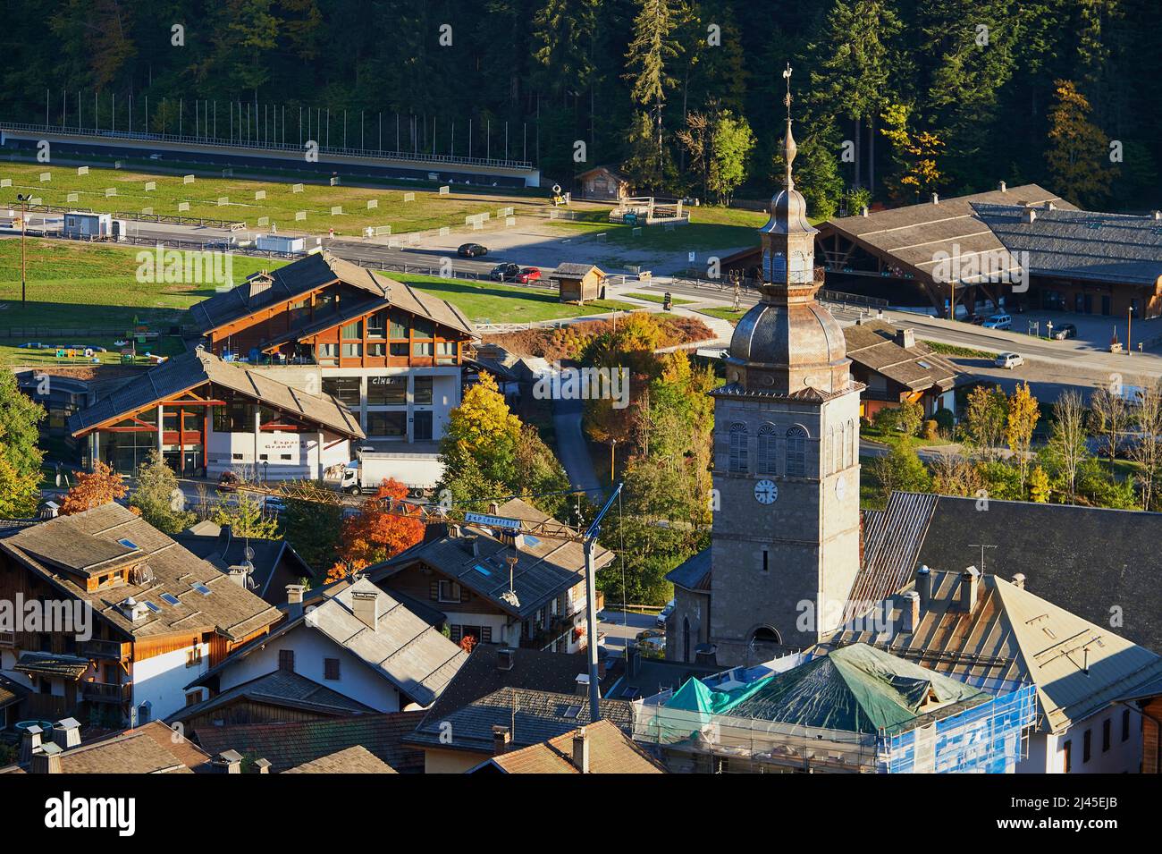 Le Grand-Bornand (Alpes françaises, centre-est de la France) : vue d'ensemble de l'église et du village Banque D'Images