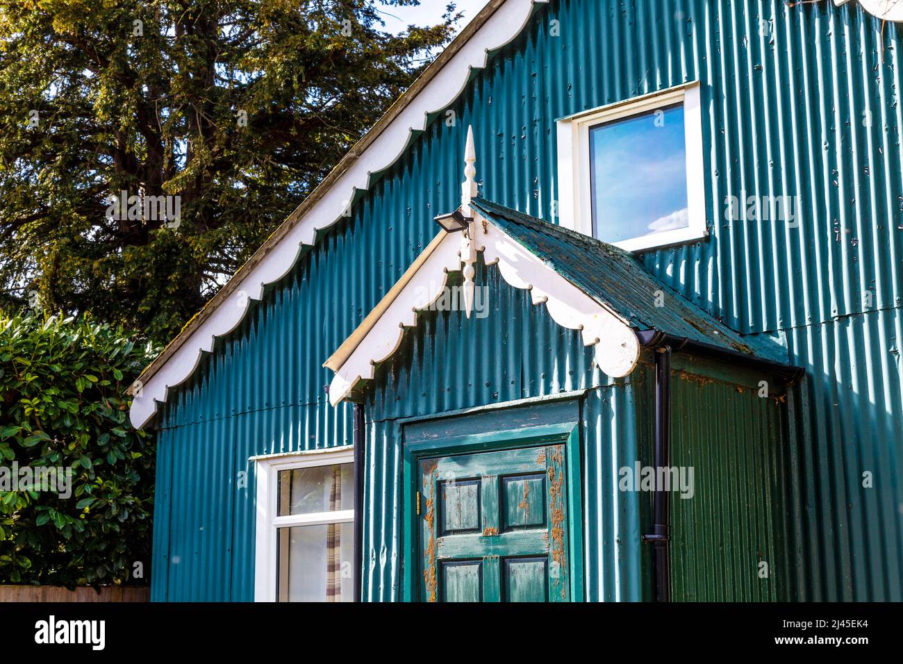 Maison en métal bleu sarcelle dans le village de Great Wymondley, Hertfordshire, Royaume-Uni Banque D'Images