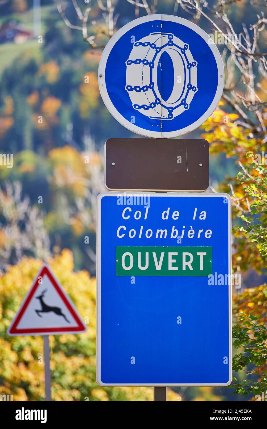 Le Grand-Bornand (centre-est de la France) : signes indiquant que le col de la Colombière est ouvert et que les chaînes à neige sont obligatoires Banque D'Images