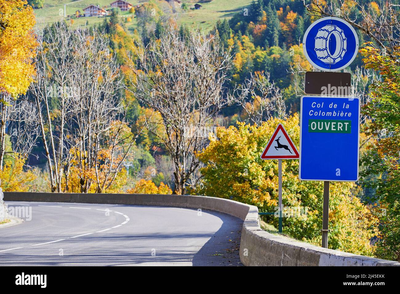 Le Grand-Bornand (centre-est de la France) : signes indiquant que le col de la Colombière est ouvert et que les chaînes à neige sont obligatoires Banque D'Images