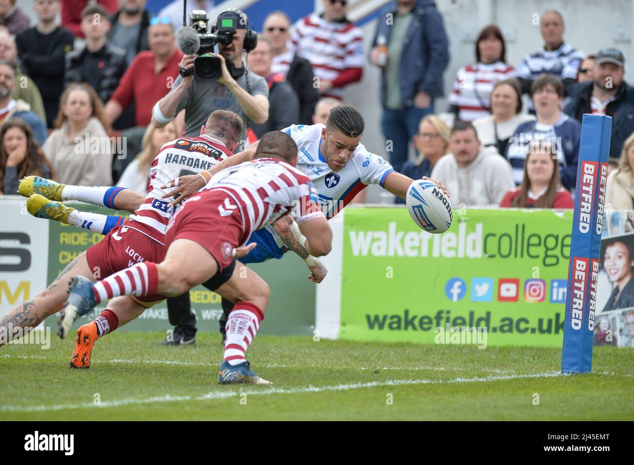 Wakefield, Angleterre - 10th avril 2022 - Lewis Murphy de Wakefield Trinity marque un essai. Rugby League Betfred Super Challenge Cup Quarter finals Wakefield Trinity vs Wigan Warriors au stade Bebe Well support, Wakefield, Royaume-Uni Dean Williams Banque D'Images