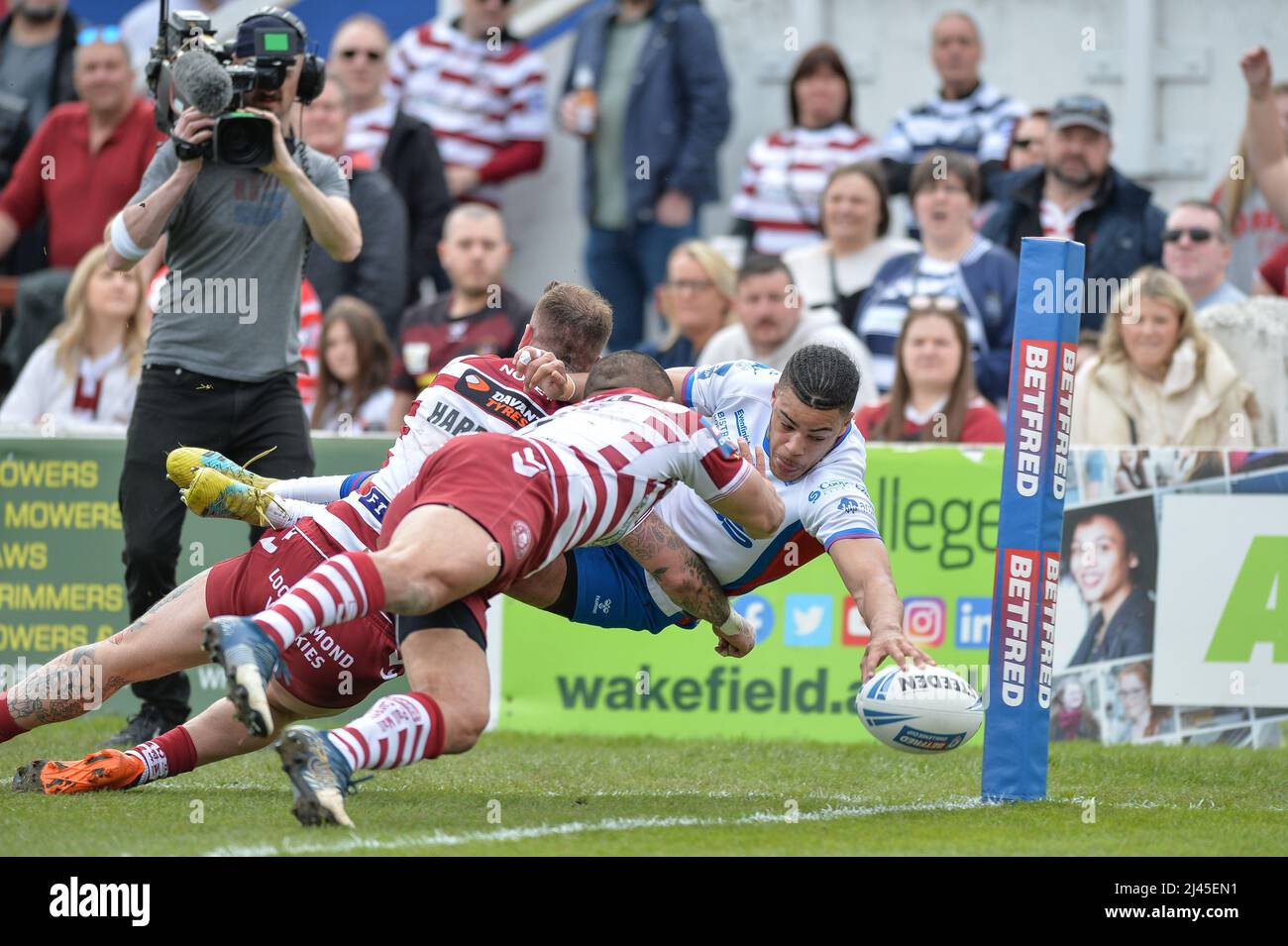 Wakefield, Angleterre - 10th avril 2022 - Lewis Murphy de Wakefield Trinity marque un essai. Rugby League Betfred Super Challenge Cup Quarter finals Wakefield Trinity vs Wigan Warriors au stade Bebe Well support, Wakefield, Royaume-Uni Dean Williams Banque D'Images