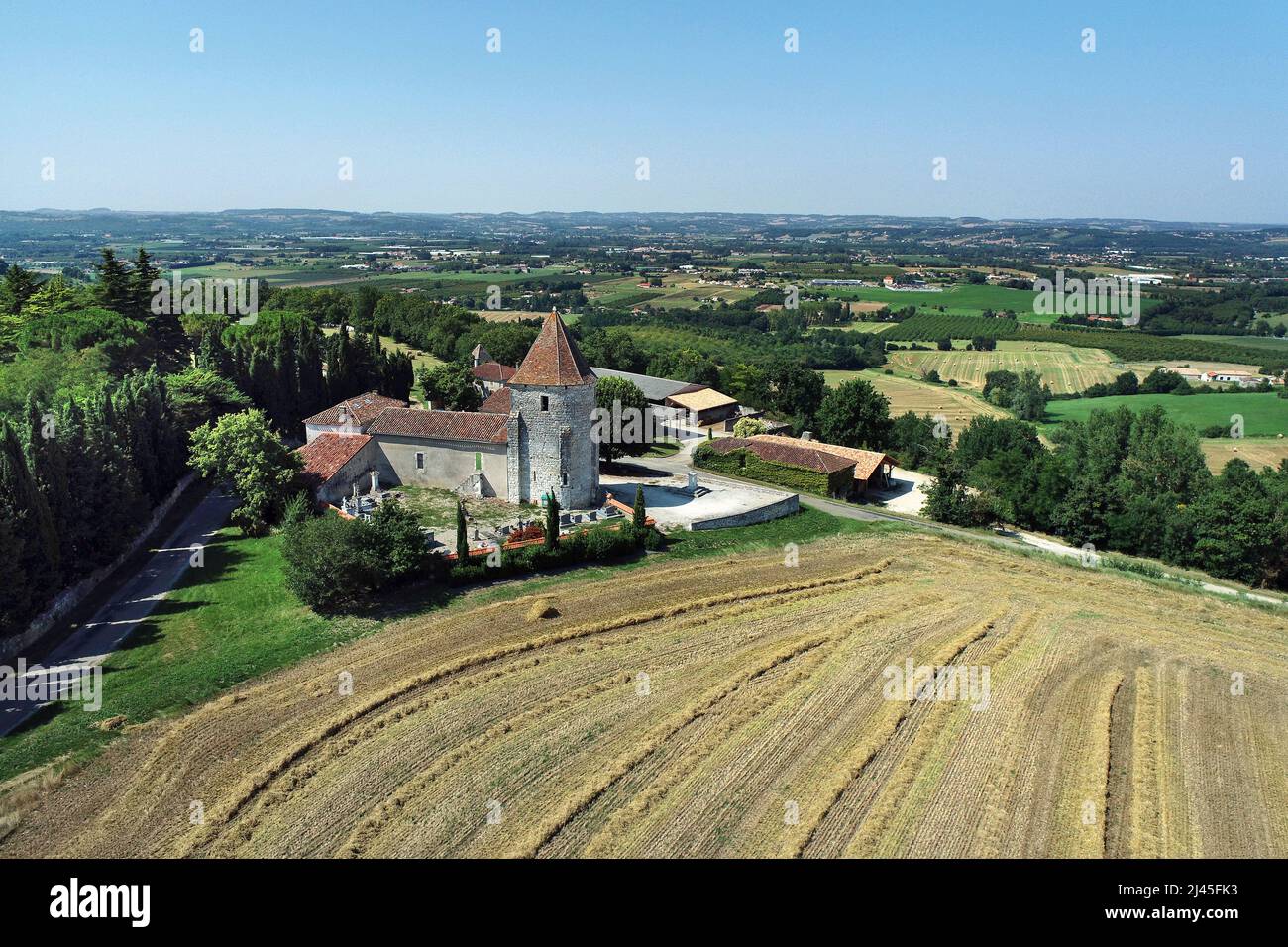 Sainte-Colombe-de-Villeneuve (sud-ouest de la France) : vue aérienne de l'église « vue Sainte-Madeleine de Laurier » avec son architecture romane, Banque D'Images