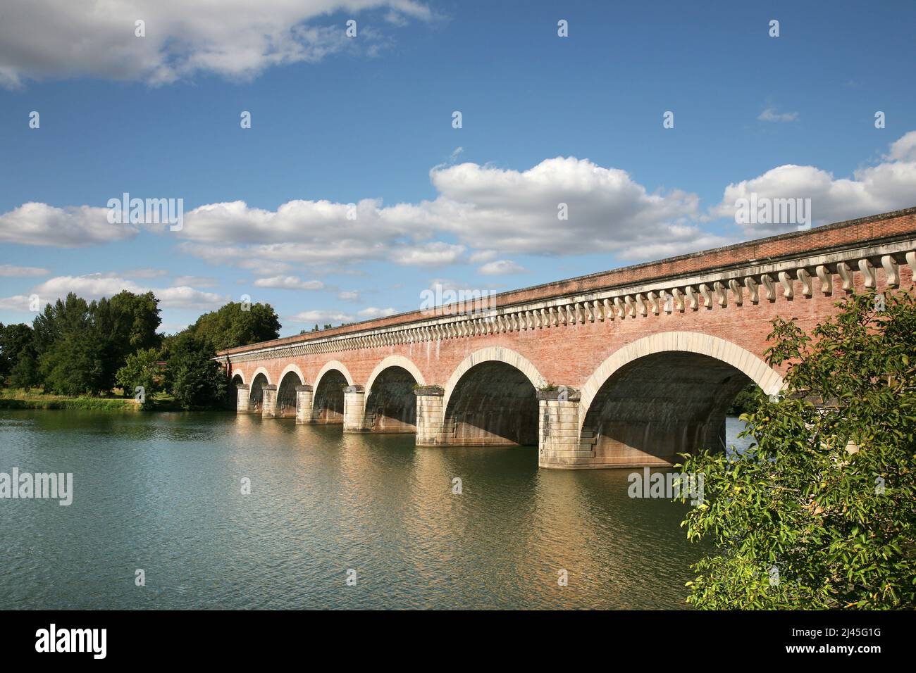 Moissac (sud-ouest de la France) : aqueduc fluvial Òpont-canal du CacorÓ. Pont d'eau entre la Garonne et le Tarn. Détail des arches dans Banque D'Images