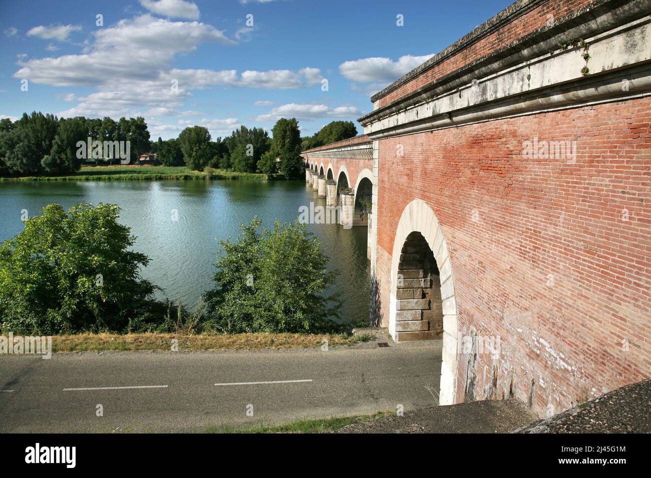 Moissac (sud-ouest de la France) : aqueduc fluvial Òpont-canal du CacorÓ. Pont d'eau entre la Garonne et le Tarn. Détail des arches dans Banque D'Images