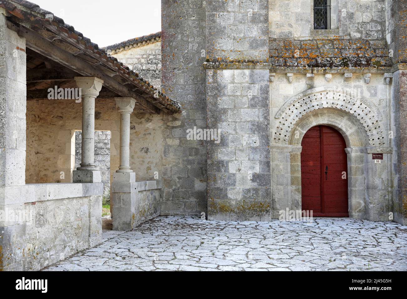 Saint-Robert (sud-ouest de la France) : porche de l'église Banque D'Images