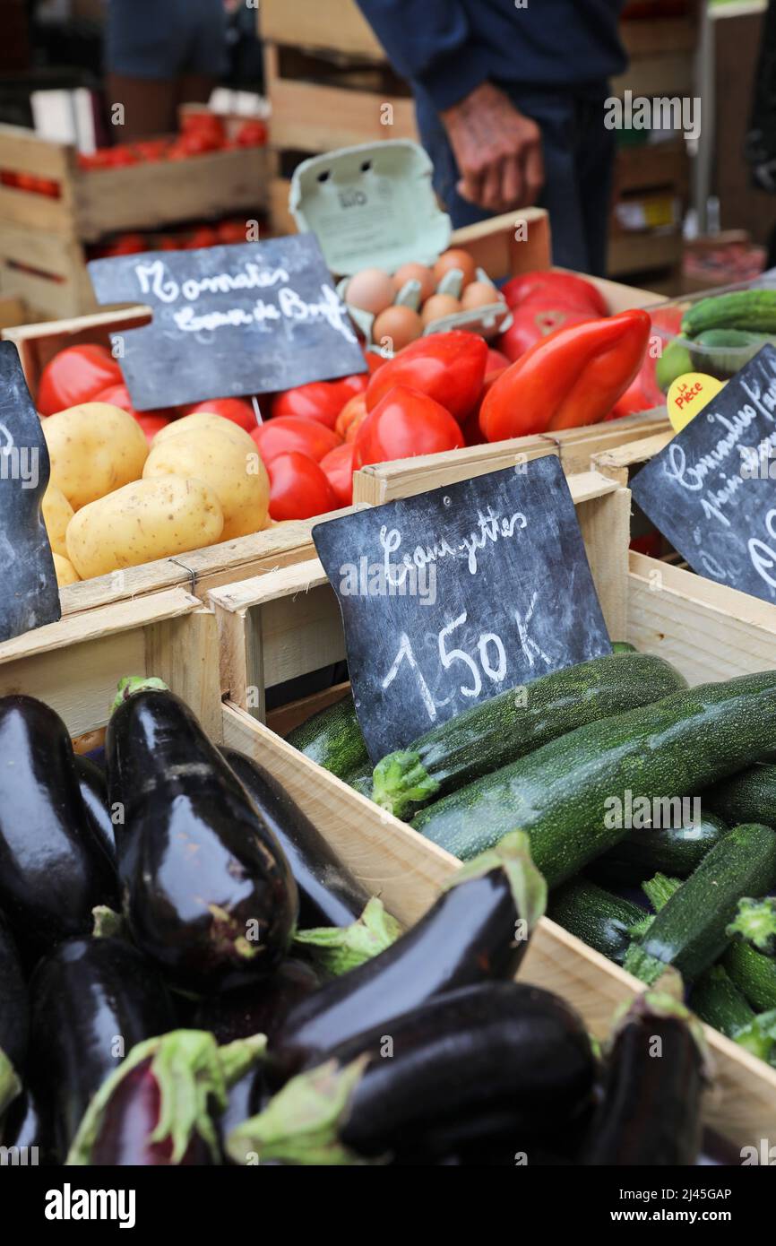 Villeneuve-sur-Lot (sud-ouest de la France) : légumes sur un marché, aubergines, courgettes, pommes de terre et tomates Banque D'Images