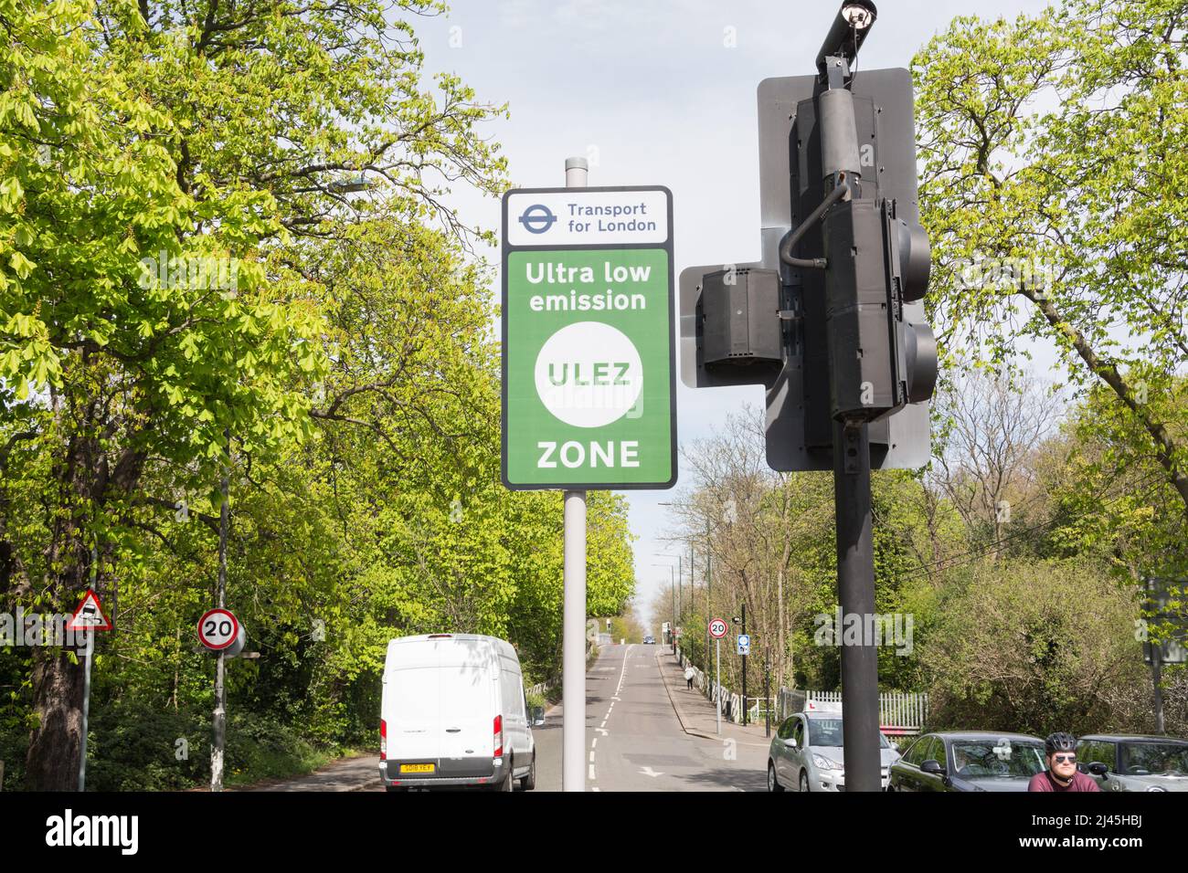 Signalisation indiquant le début du point de départ de la zone d'émission ultra-faible du transport pour Londres (TFL) sur Rocks Lane à Barnes, dans le sud-ouest de Londres, en Angleterre Banque D'Images