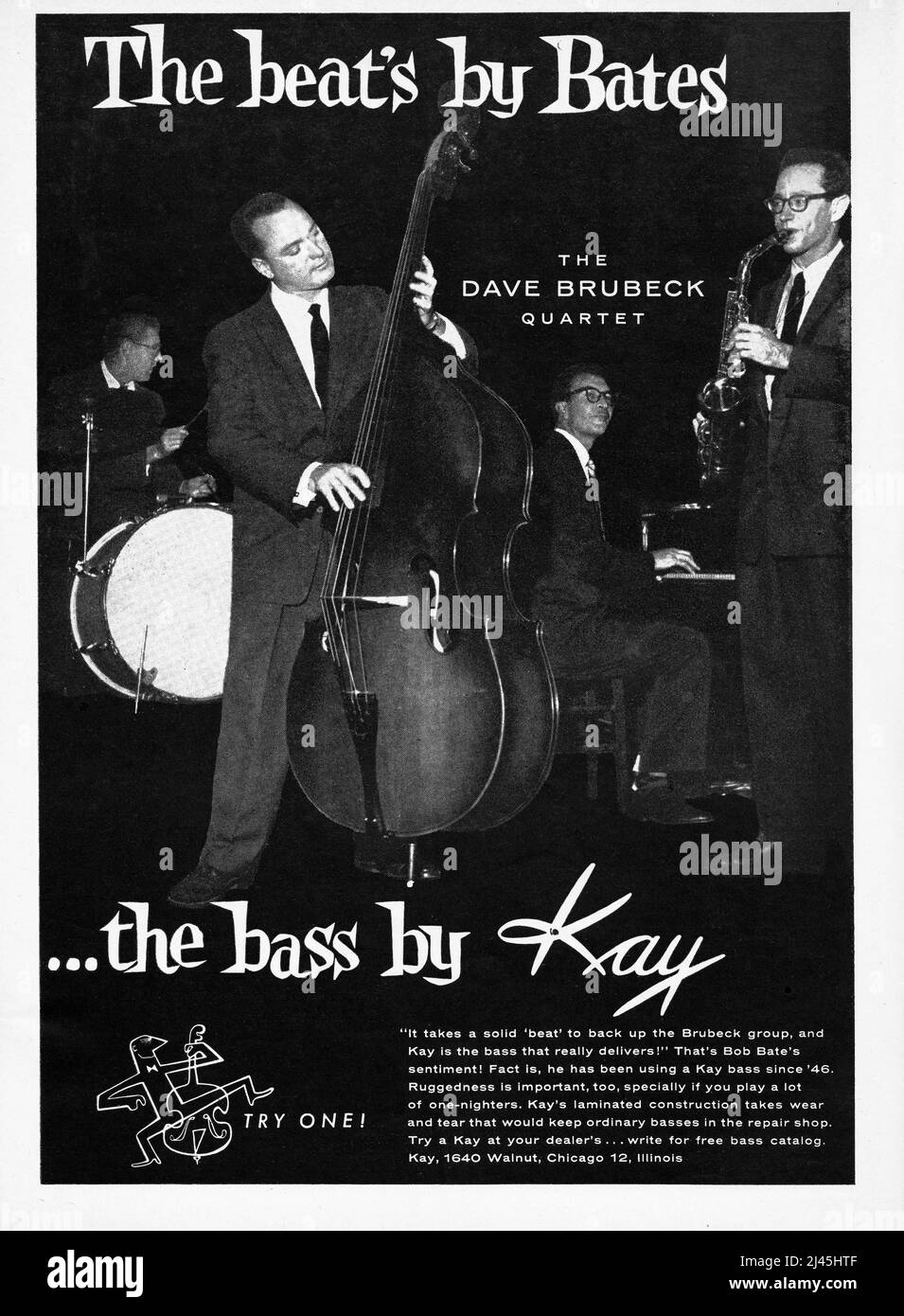Une publicité pleine page dans un magazine de musique américain 1956 pour Kay basses. Il présente le Quatuor Dave Brubeck et leur bassiste, Bob Bate. Banque D'Images