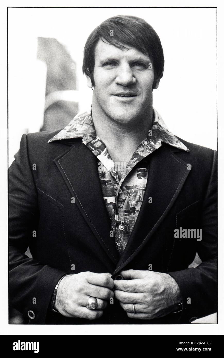 Portrait de Bruno Sammartino, champion de lutte et superstar. À l'aéroport LaGuardia, départ de la ville après un passage à Madison Square Garden vers 1975. Banque D'Images