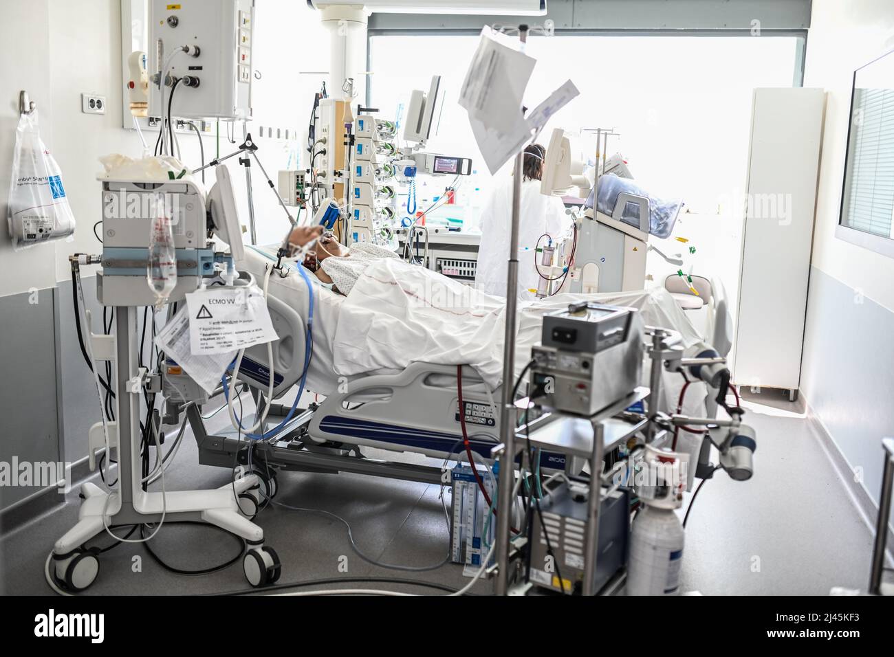 Lyon (centre-est de la France), 2021/08/31: Unité de soins intensifs à l'hôpital Croix-Rousse. Patient âgé affecté par Covid-19 placé sur mécanique Banque D'Images