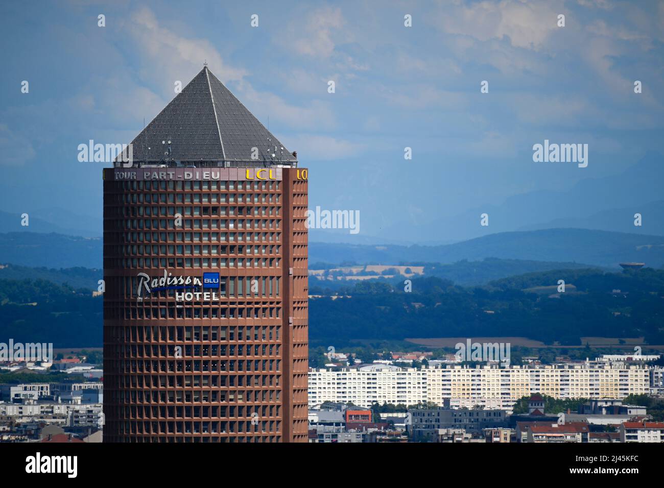 Lyon (centre-est de la France) : quartier de la part-Dieu. Haut de la tour  de la partie-Dieu LCL, connue sous le nom de "le crayon" (le crayon) avec le  Radisson Blue Hotel