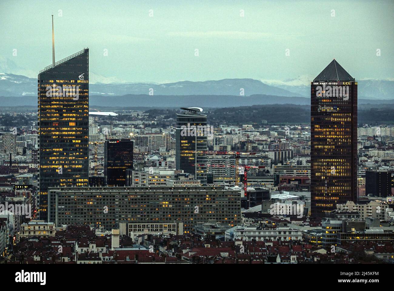 Lyon (centre-est de la France) : gratte-ciel et quartier de la part-Dieu la nuit, vue depuis la colline de Fourvière. En arrière-plan, les Alpes Banque D'Images