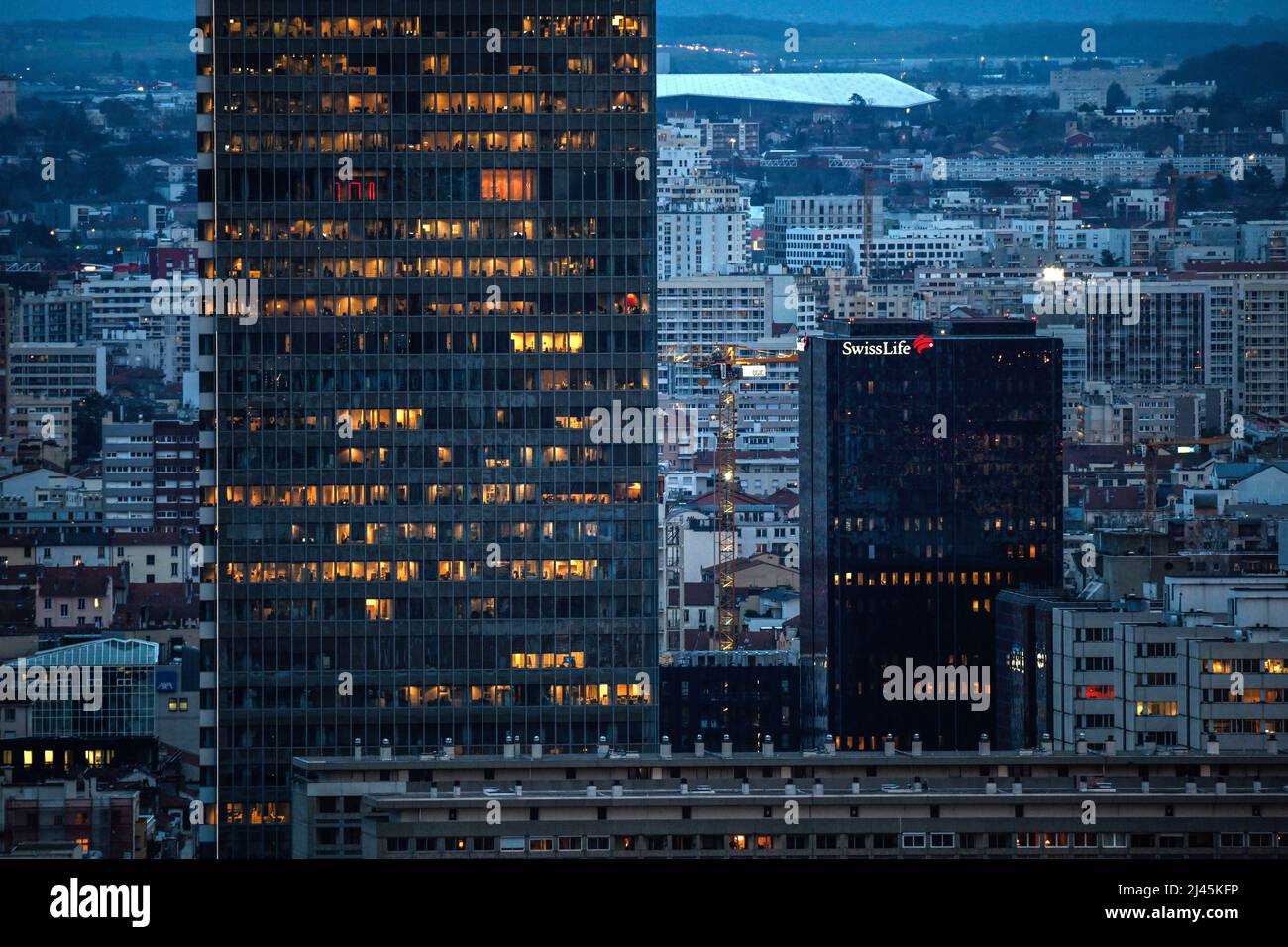 Lyon (centre-est de la France) : quartier de la part-Dieu la nuit. Gratte-ciel (Incity et Swiss Life Towers) avec bâtiments éclairés Banque D'Images