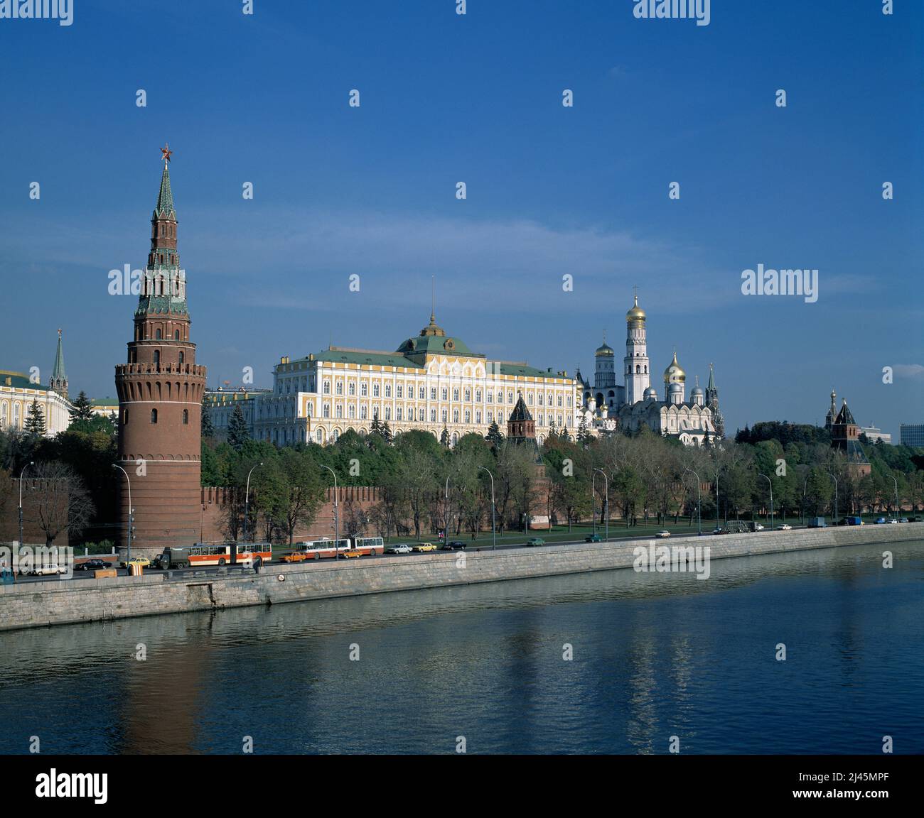 Russie. Moscou. Kremlin vu de l'autre côté de la rivière Moskva. Banque D'Images