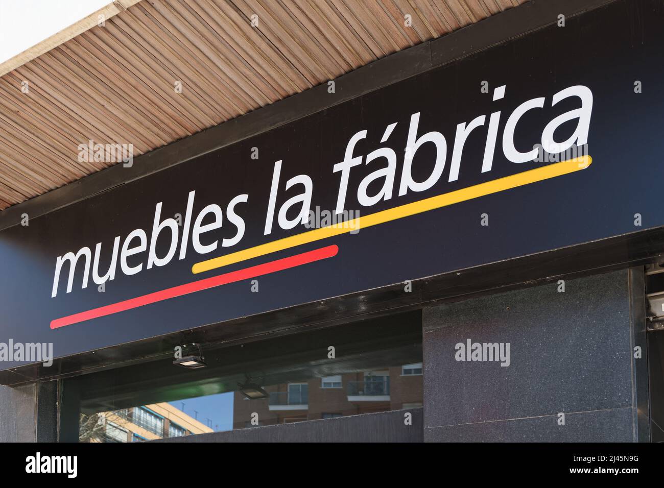 VALENCIA, ESPAGNE - 07 AVRIL 2022: Muebles la Fabrica est une entreprise spécialisée dans la vente et la distribution de meubles, articles de décoration et accessoires Banque D'Images
