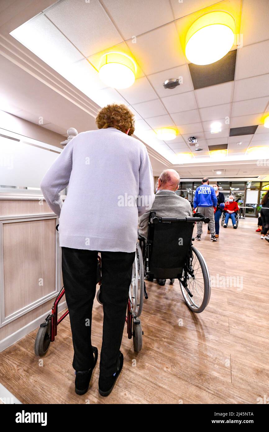 Maison de retraite « EHPAD les cents Clochers » à Rouen (Normandie, Nord de la France) : personne âgée utilisant des cadres Zimmer et des fauteuils roulants Banque D'Images