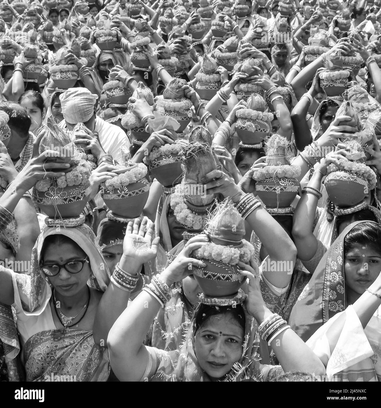 Delhi, Inde avril 03 2022 - les femmes avec Kalash à la tête pendant le temple Jagannath Mangal Kalash Yatra, les dévotés hindous indiens portent des pots de terre conteneuin Banque D'Images