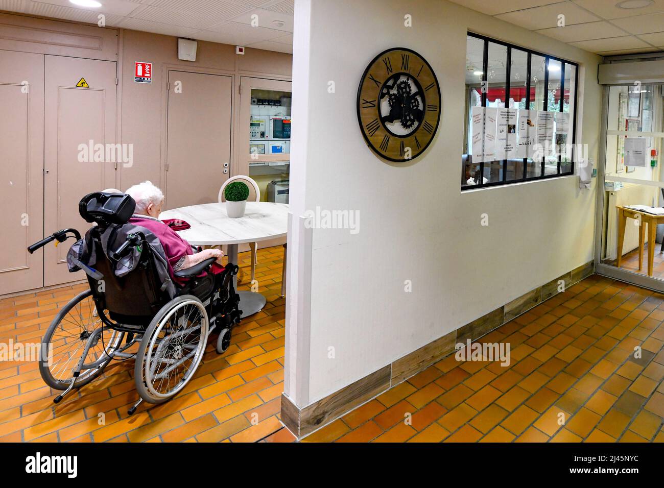Maison de retraite à Saint-Crespin (nord de la France) : personne âgée en fauteuil roulant Banque D'Images